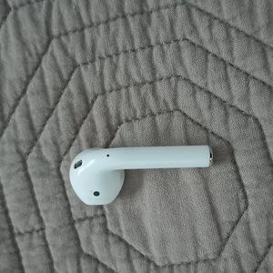 Single left Apple 2nd gen earbud, used,good working condition